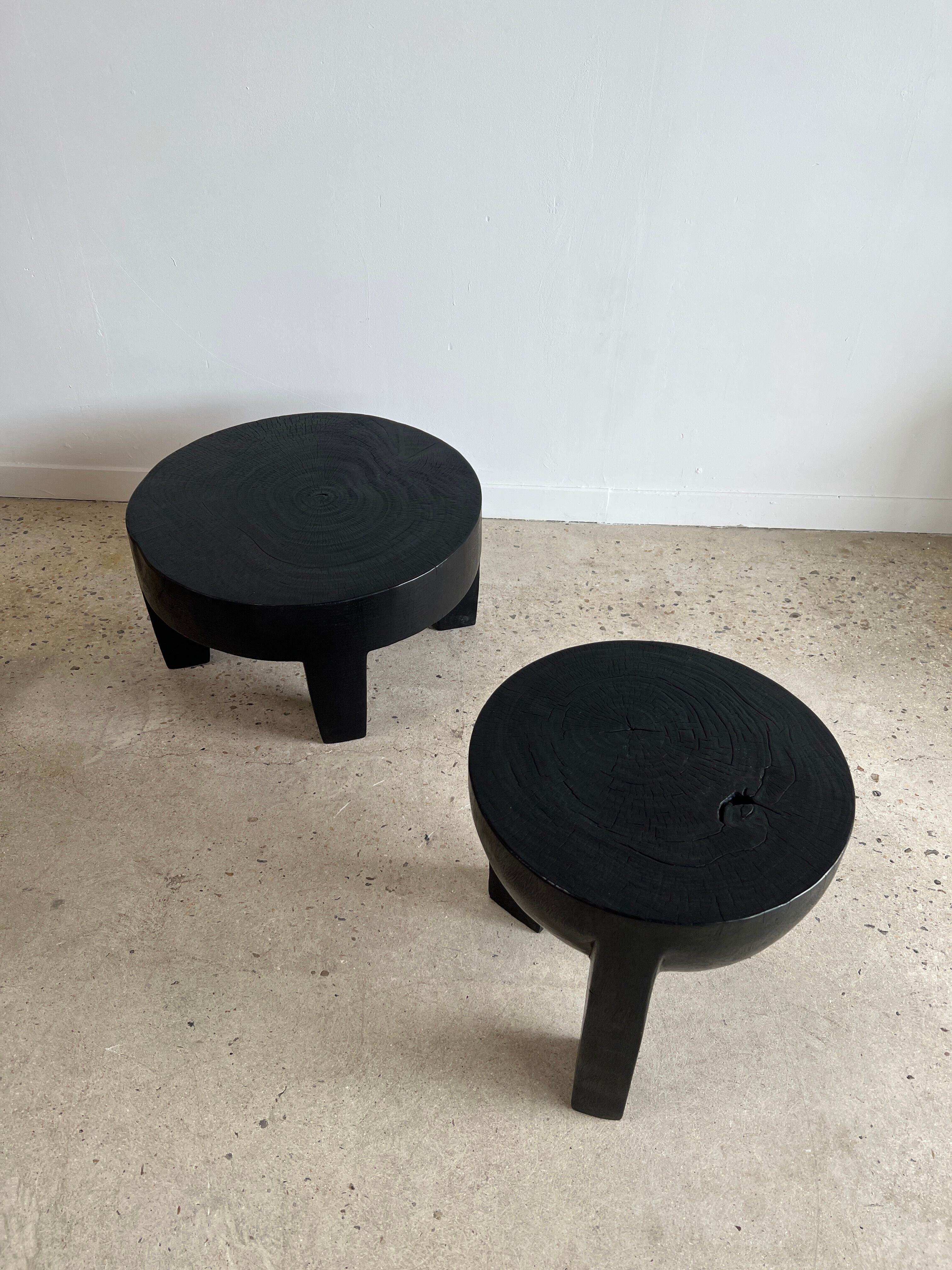 Black mango wood tripod side table with a semi-spherical top, height: 45 cm, diameter: 44 cm.