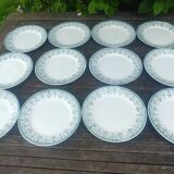 Lot de douze assiettes plates en terre de fer de la faïencerie Moulin des L