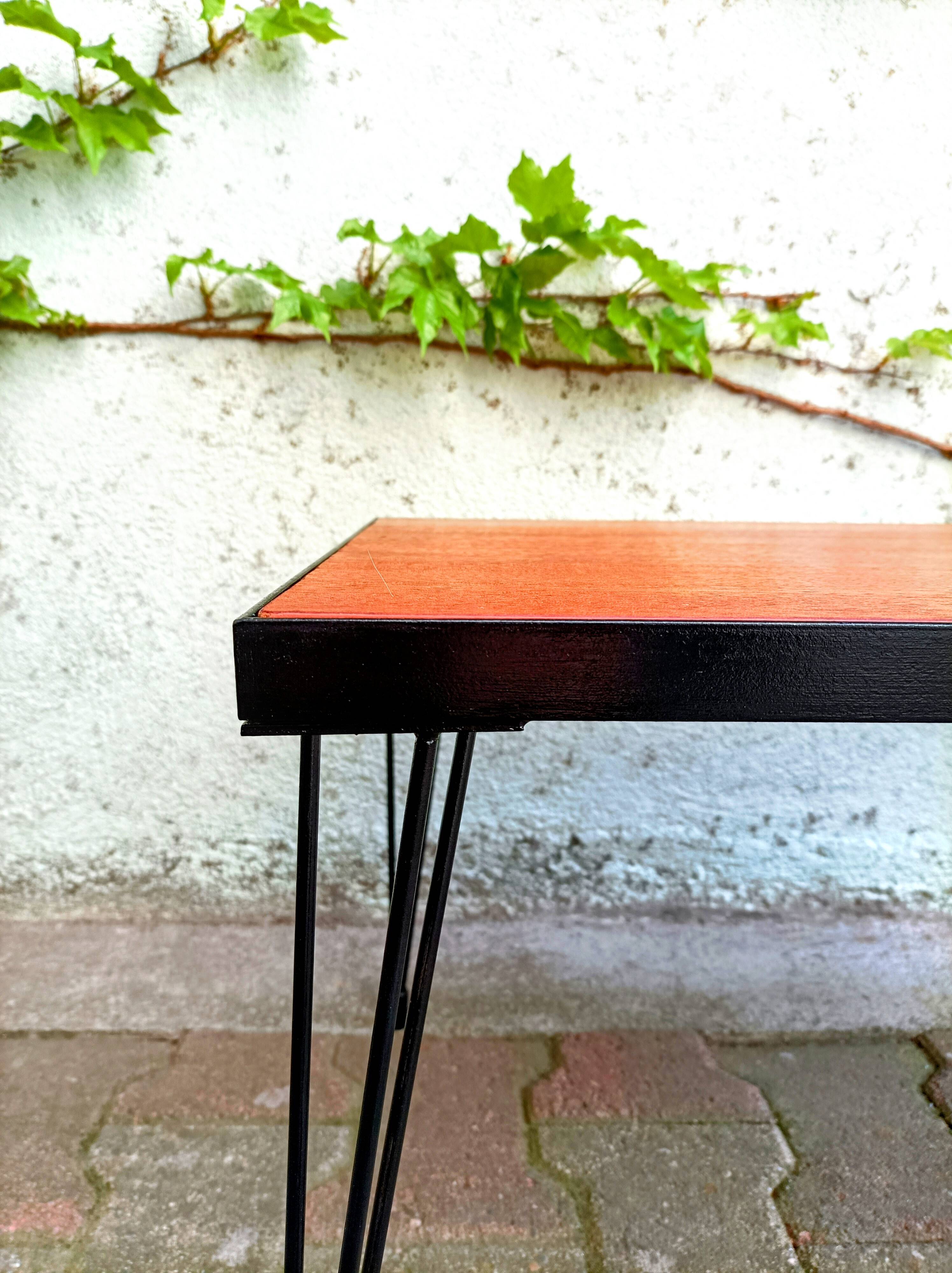 Table basse pieds épingles