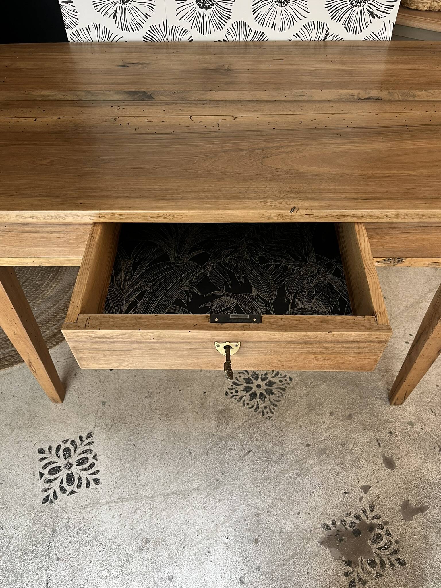 Nino desk, solid wood, drawer.