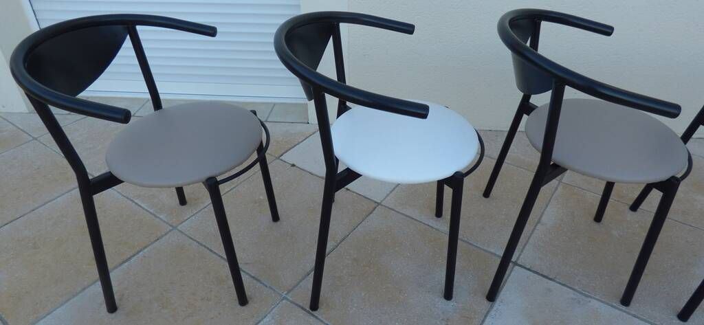 6 gondola-style chairs with a metal structure for indoor and outdoor use.