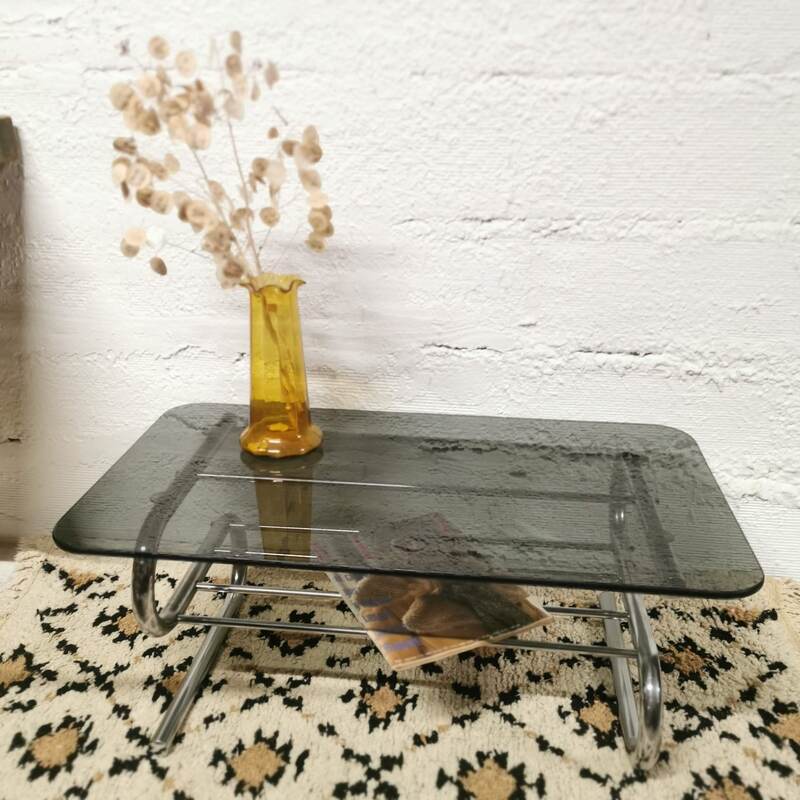 Table basse chromée et verre fumé
