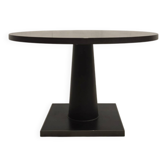 Round table model Convivio, design by Antonio Citterio for Maxalto.