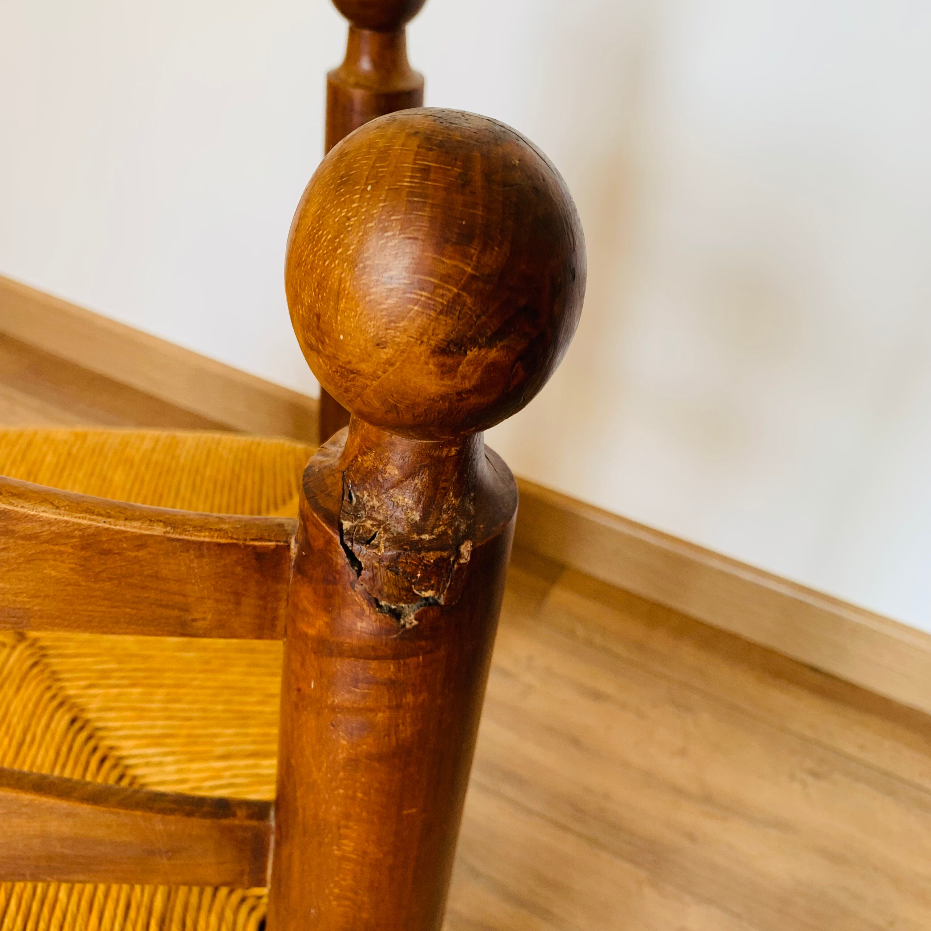 Corner chair wood and straw