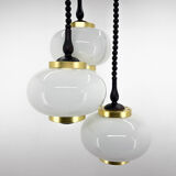 Lustre cascade en bois, verre laiteux et laiton du milieu du siècle, Pologne