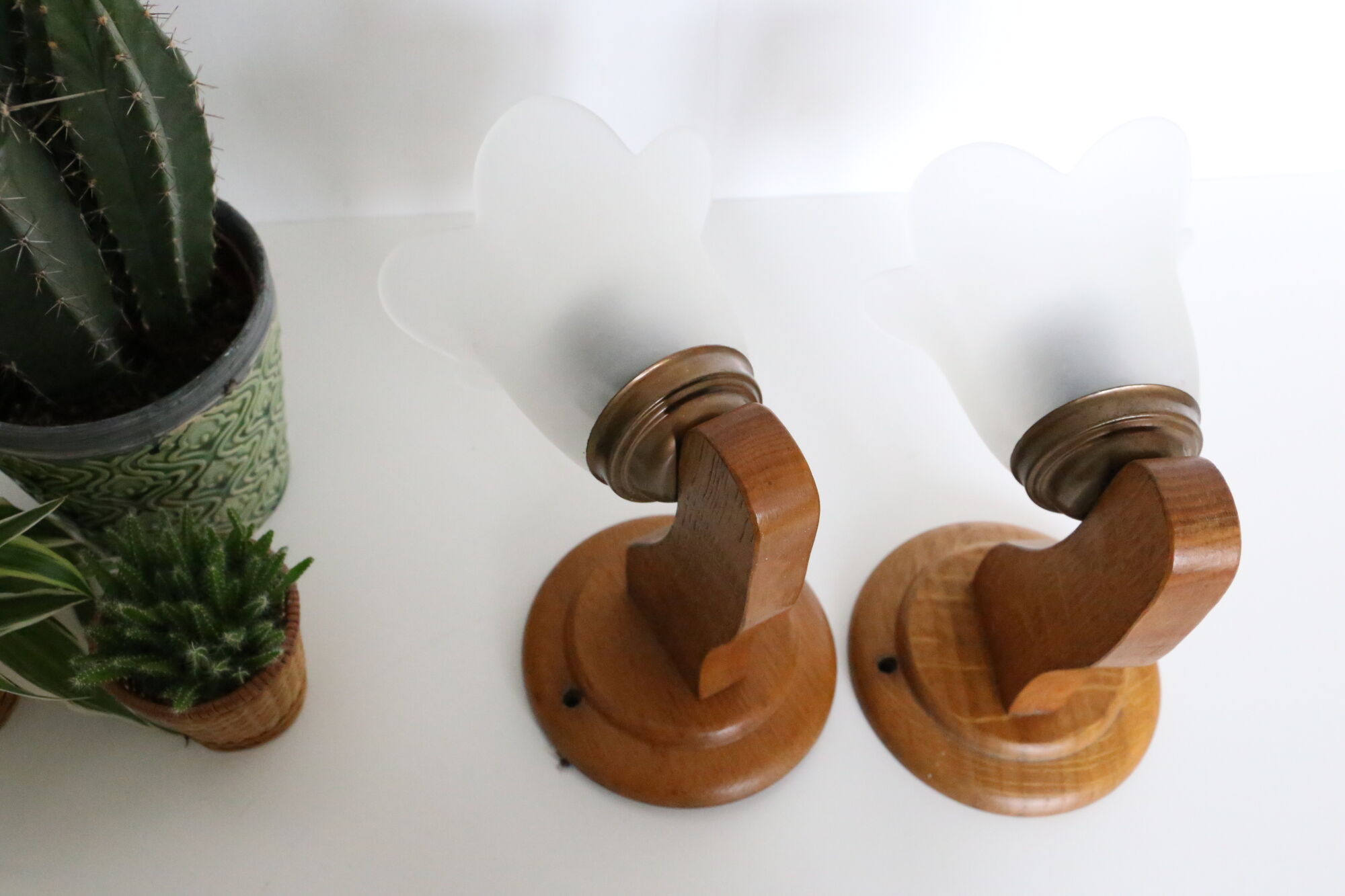Duo of wooden appliques and tulip globe in scrambled glass, based on brass