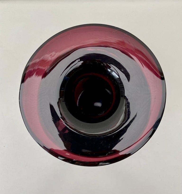 Vase en verre violet vers les années 1960