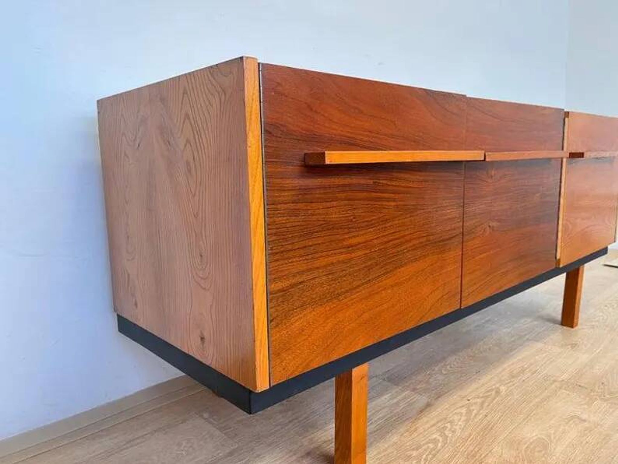 Buffet en bois au design simple des années 1940 par UP zavody - Tchécoslovaquie