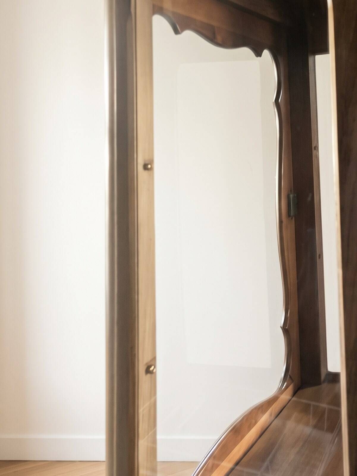 Vitrine ancienne en bois massif style classique