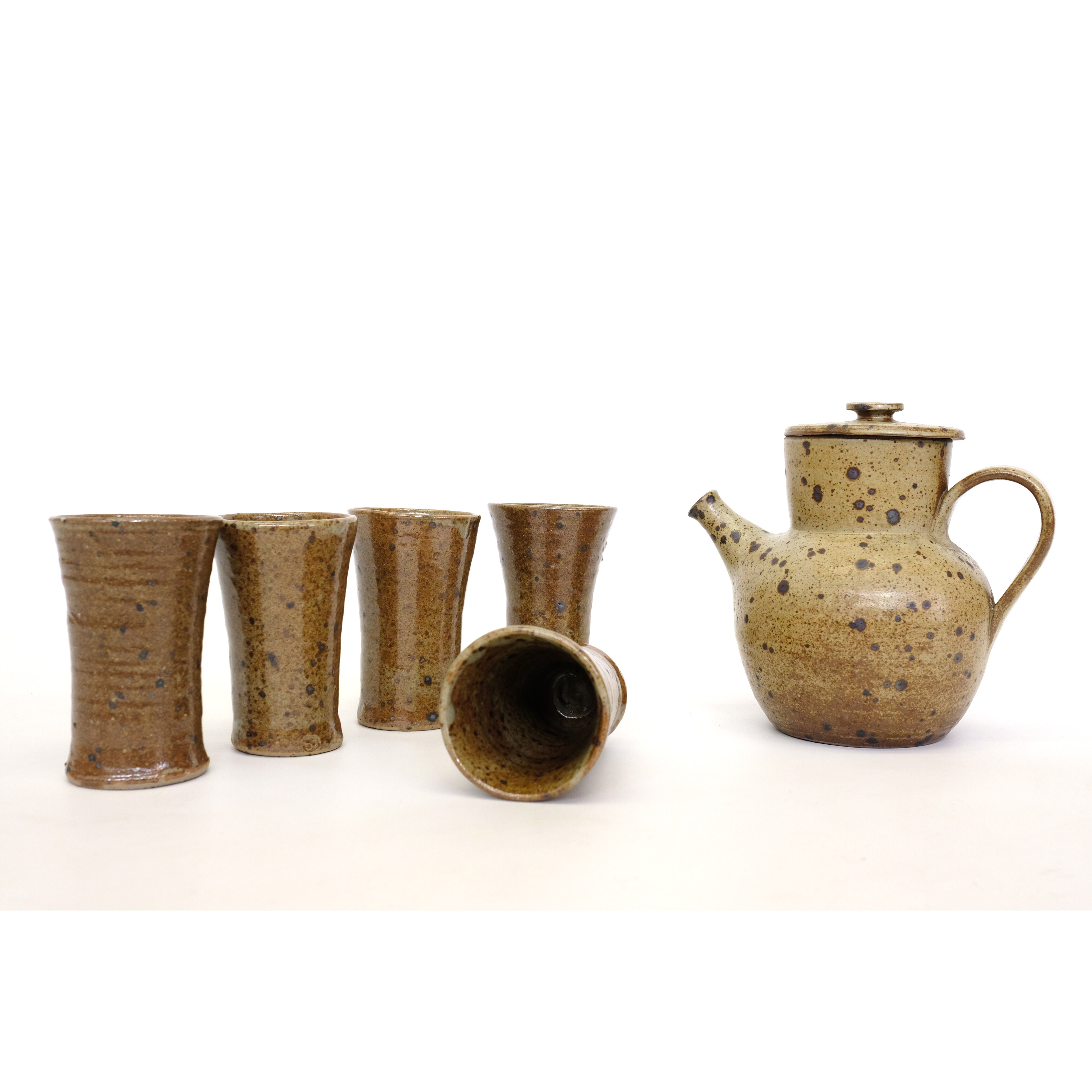 Sandstone teapot from La Borne and 5 cups signed Tiffoche, 1970s.