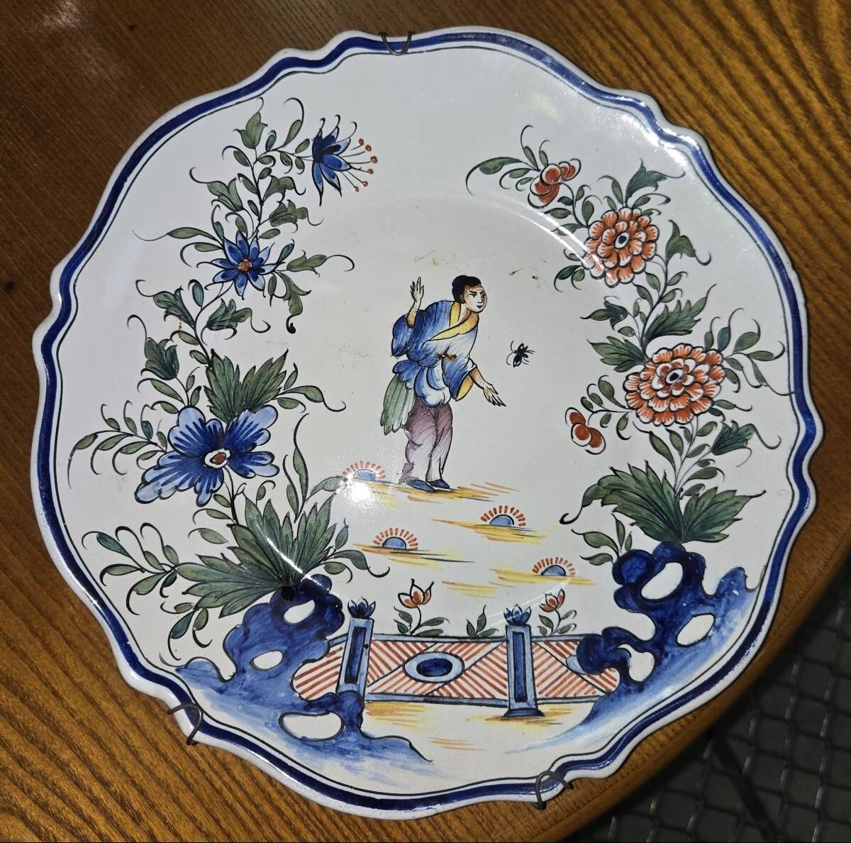 Ceramic dish with Chinese decorations