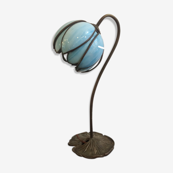Lampe art déco pied en bronze, globe fleur en verre bleu