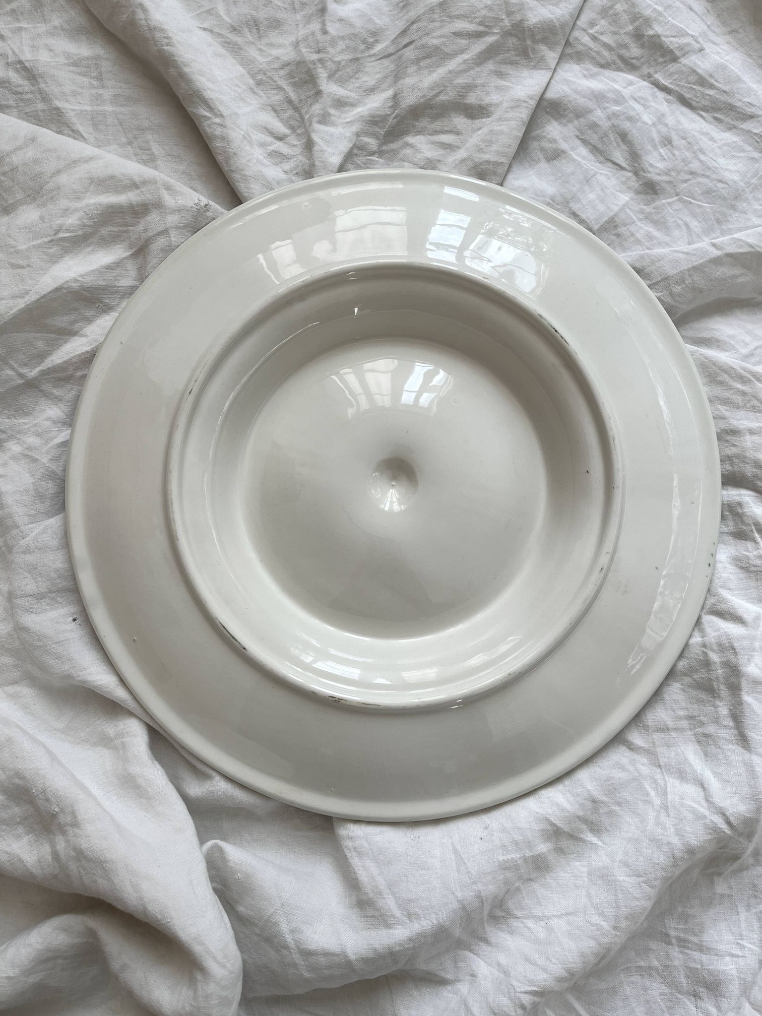 Round oyster or shell dish, vintage earthenware slip
