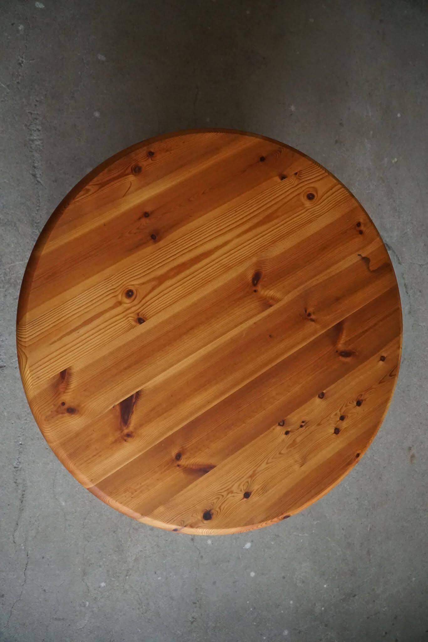 Modern round Danish coffee table in solid pine, Rainer Daumiller style, 1970s.