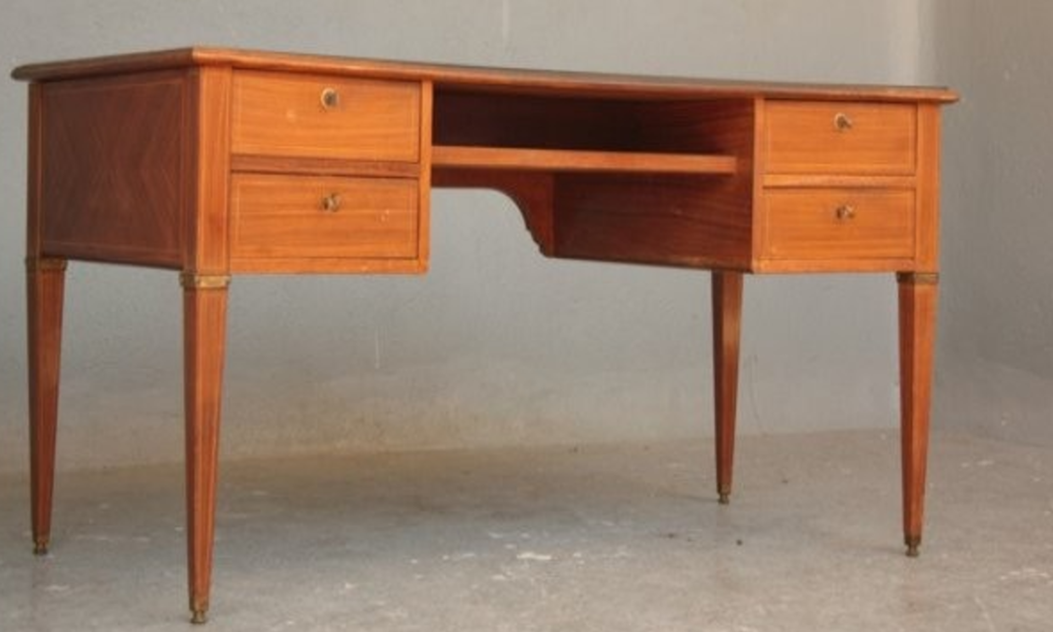 Bureau de style Louis XVI plaqué acajou