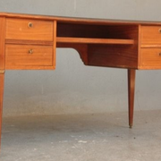 Bureau de style Louis XVI plaqué acajou