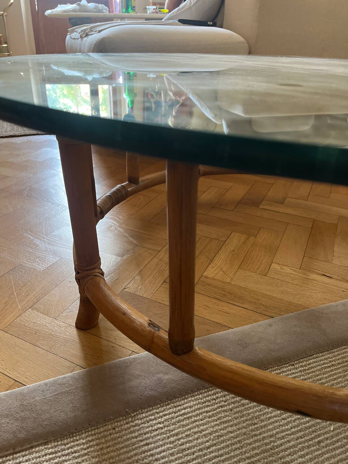 Coffee table in rattan and very thick smoked glass