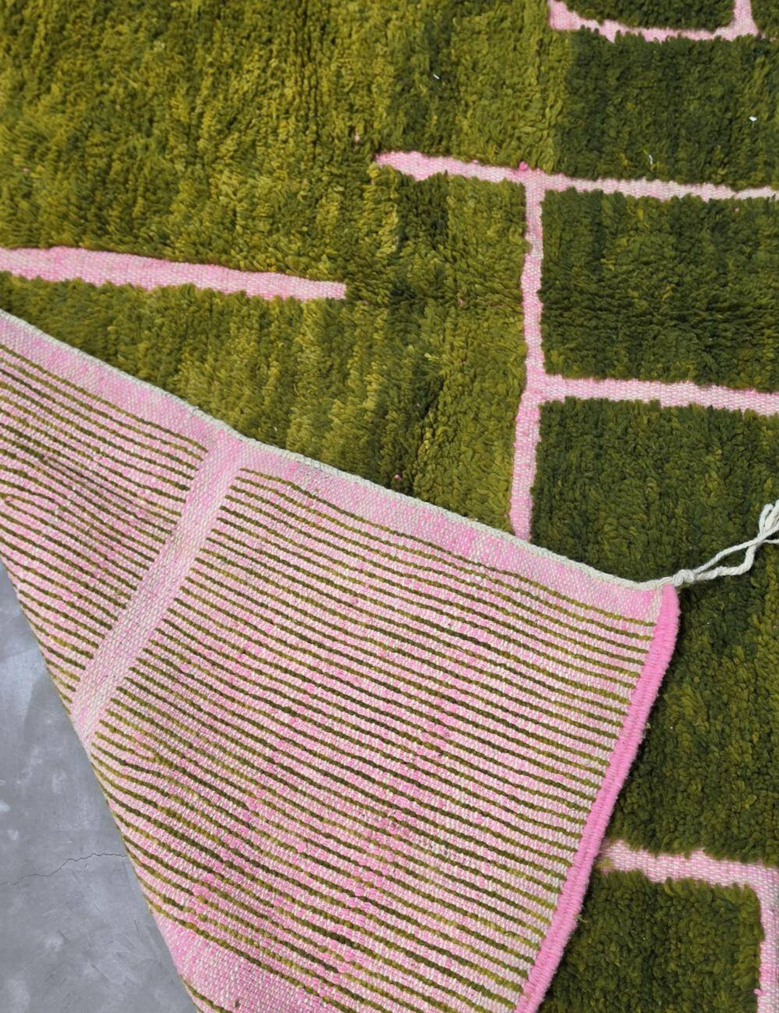 Contemporary Green Carpet - 310 x 250 cm