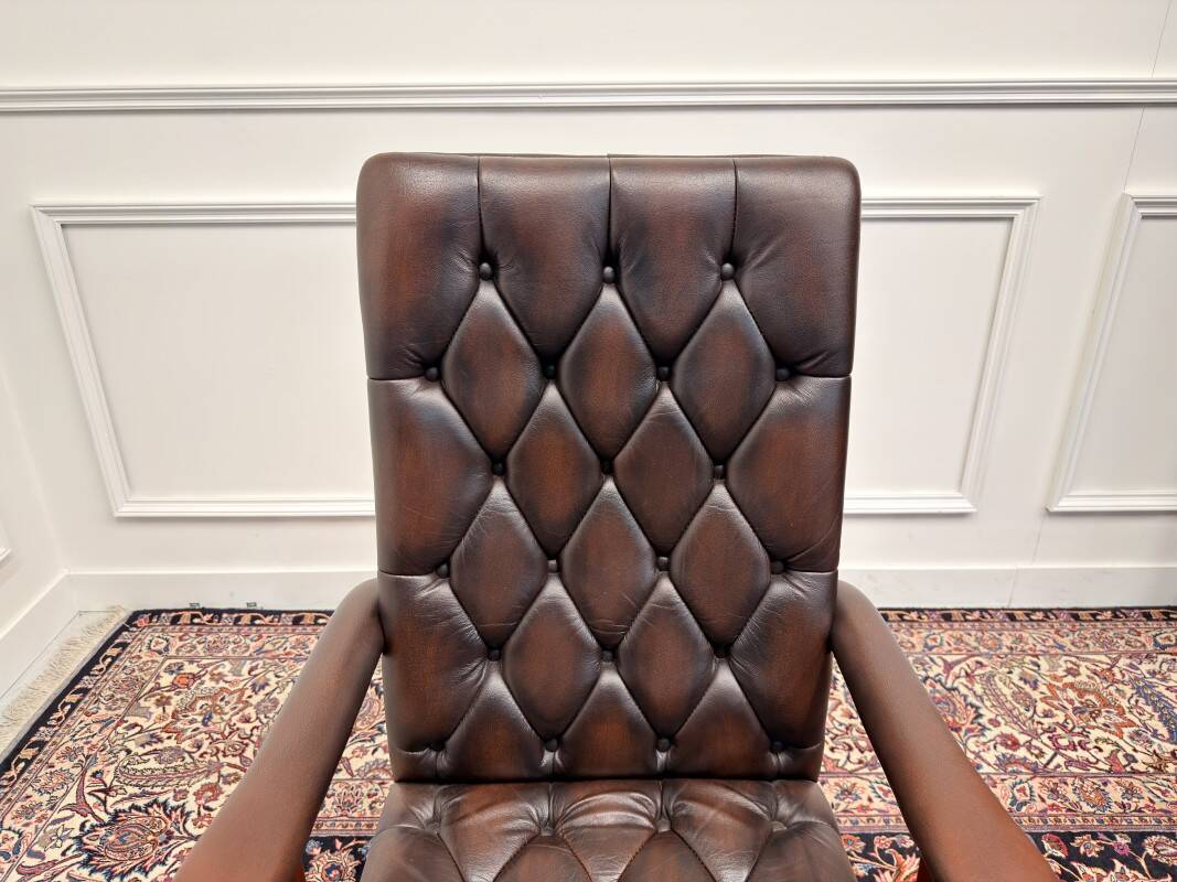 Chaise de bureau Chesterfield anglaise en cuir bordeaux