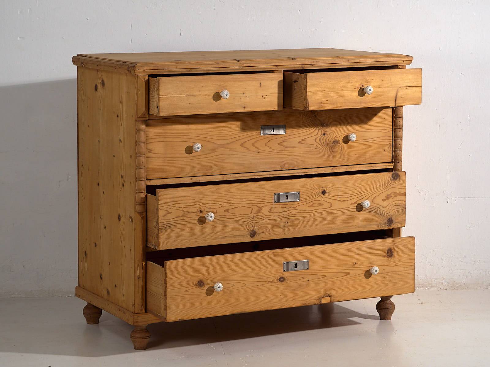 Large antique chest of drawers (circa 1920)