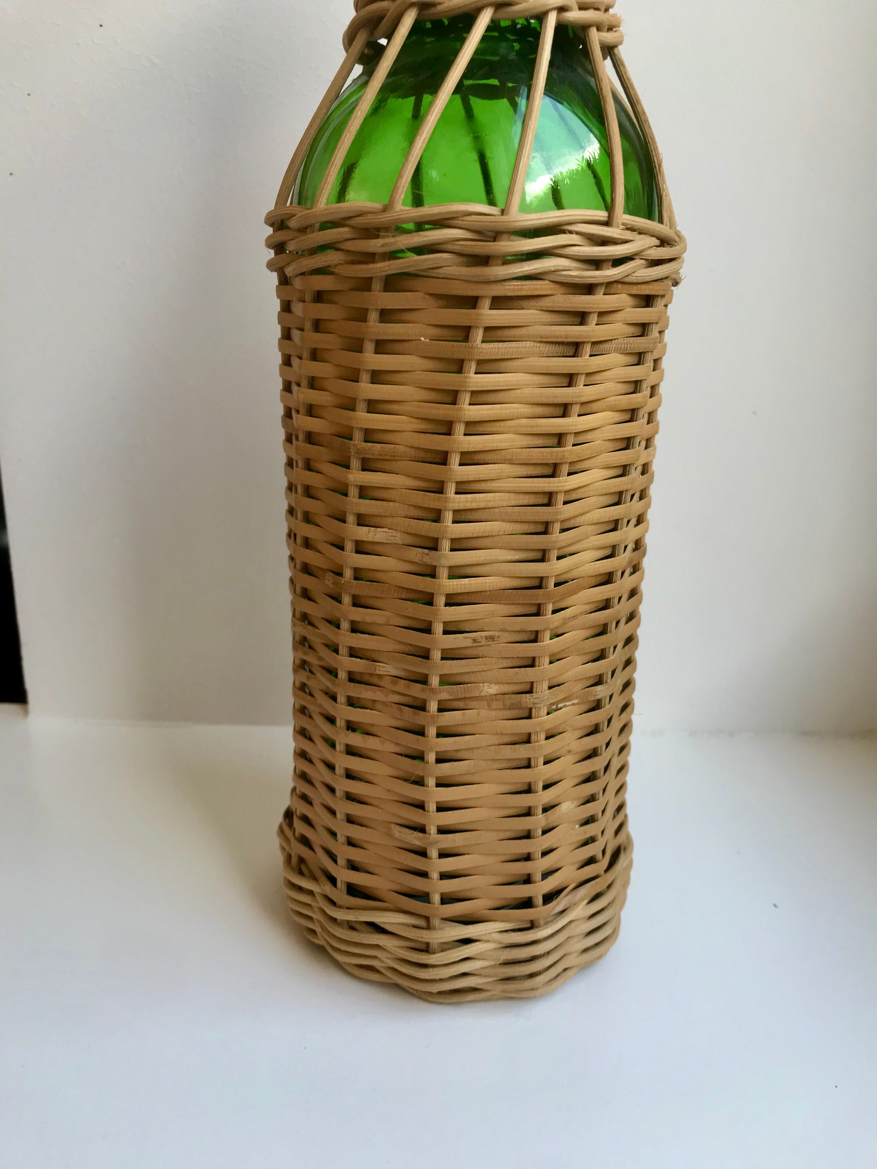 bouteille entourée de rotin années 70