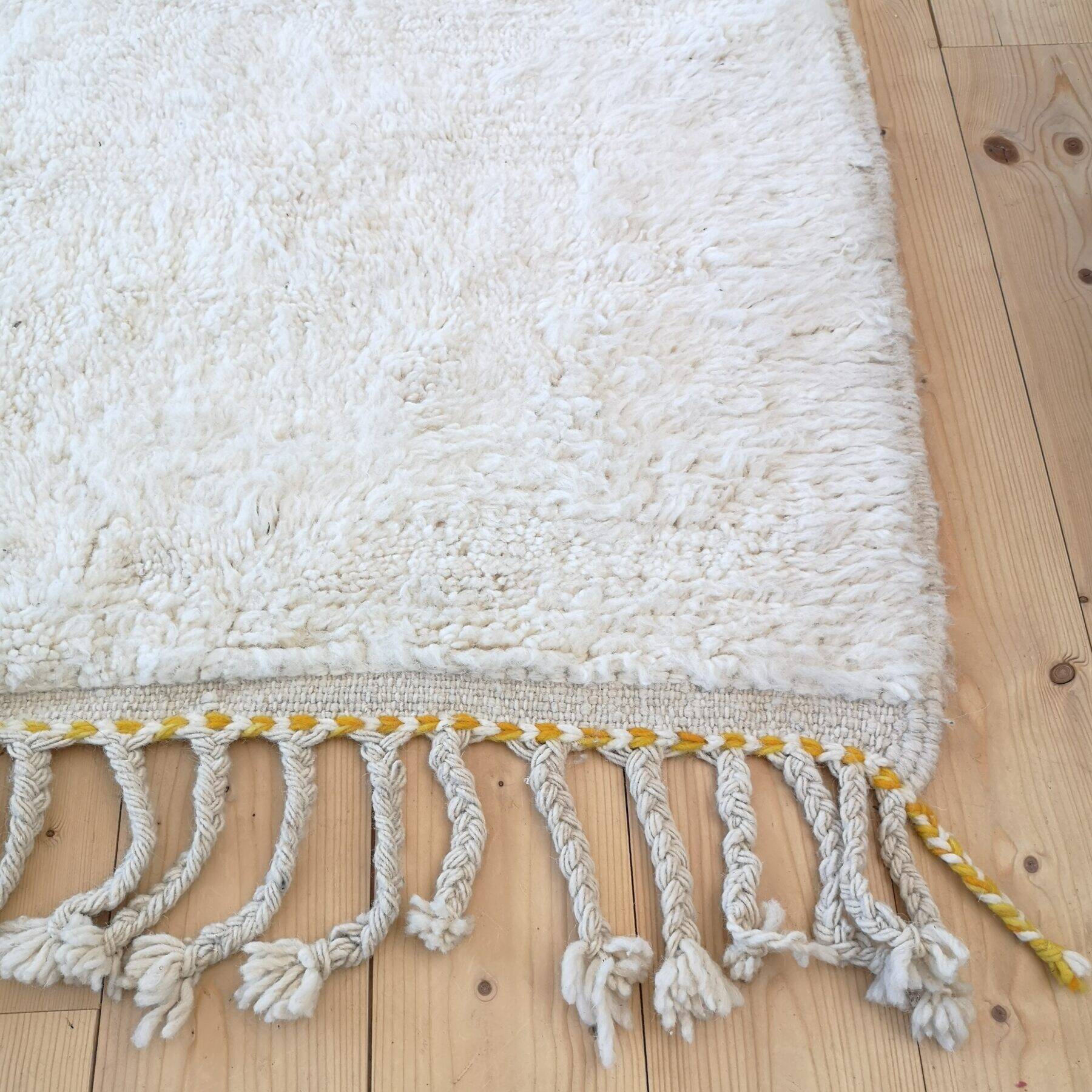 Traditional handmade Moroccan wool rug 250cmx150cm