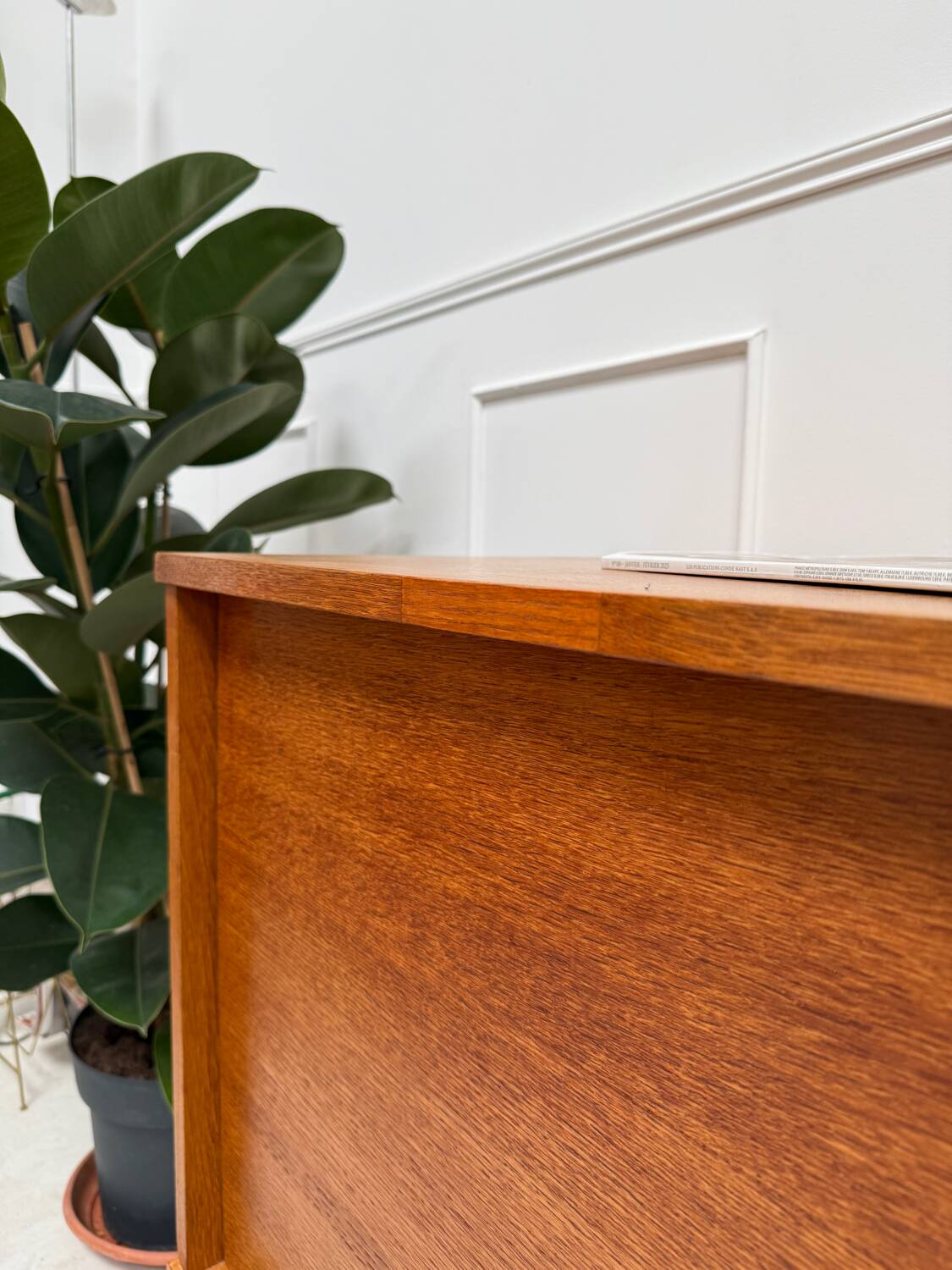 Sideboard with compass feet