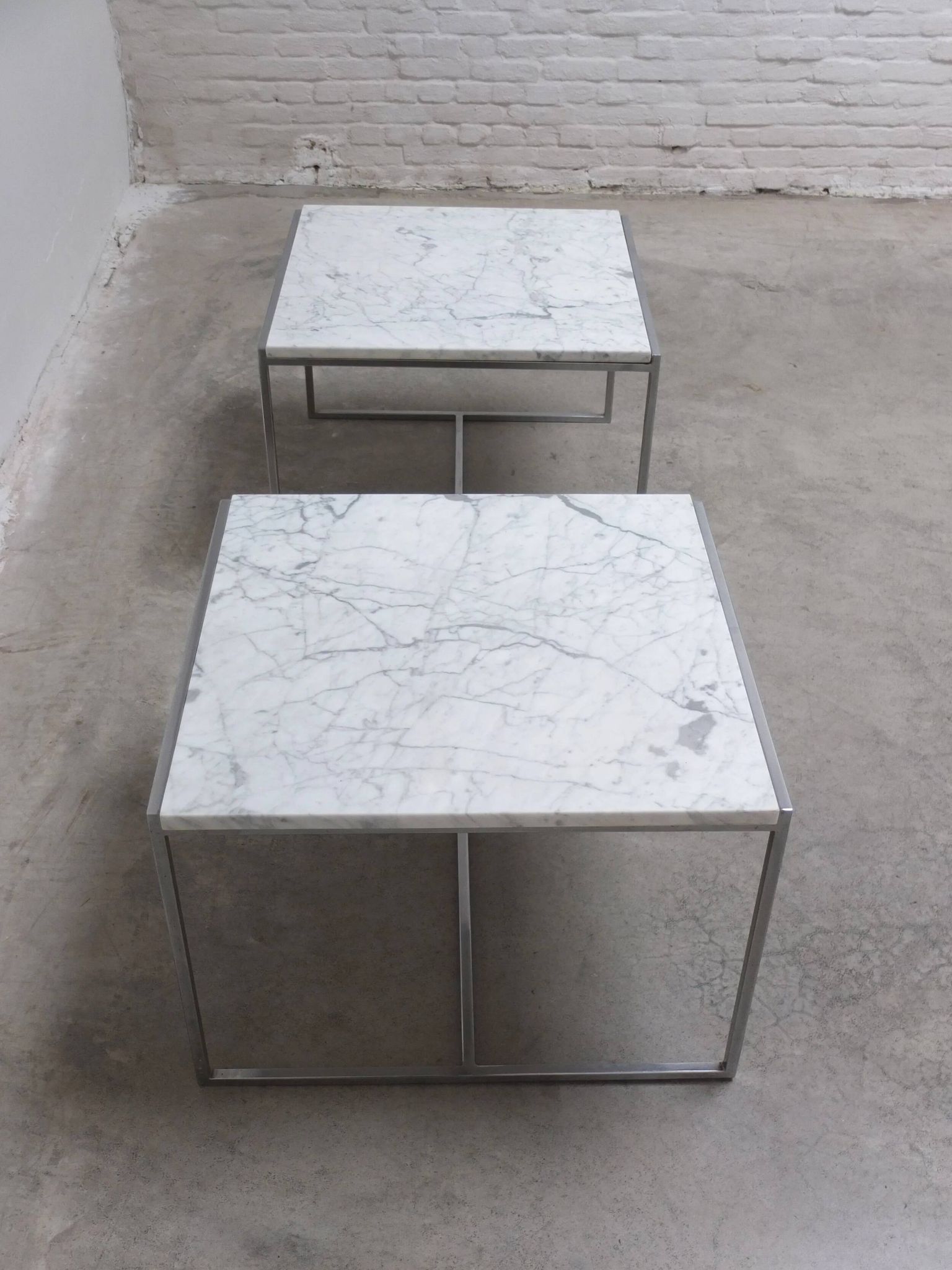 Paire de tables basses ou de tables d'appoint en marbre de Carrare et chrome, années 1970.