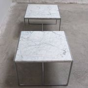 Paire de tables basses ou de tables d'appoint en marbre de Carrare et chrome, années 1970.