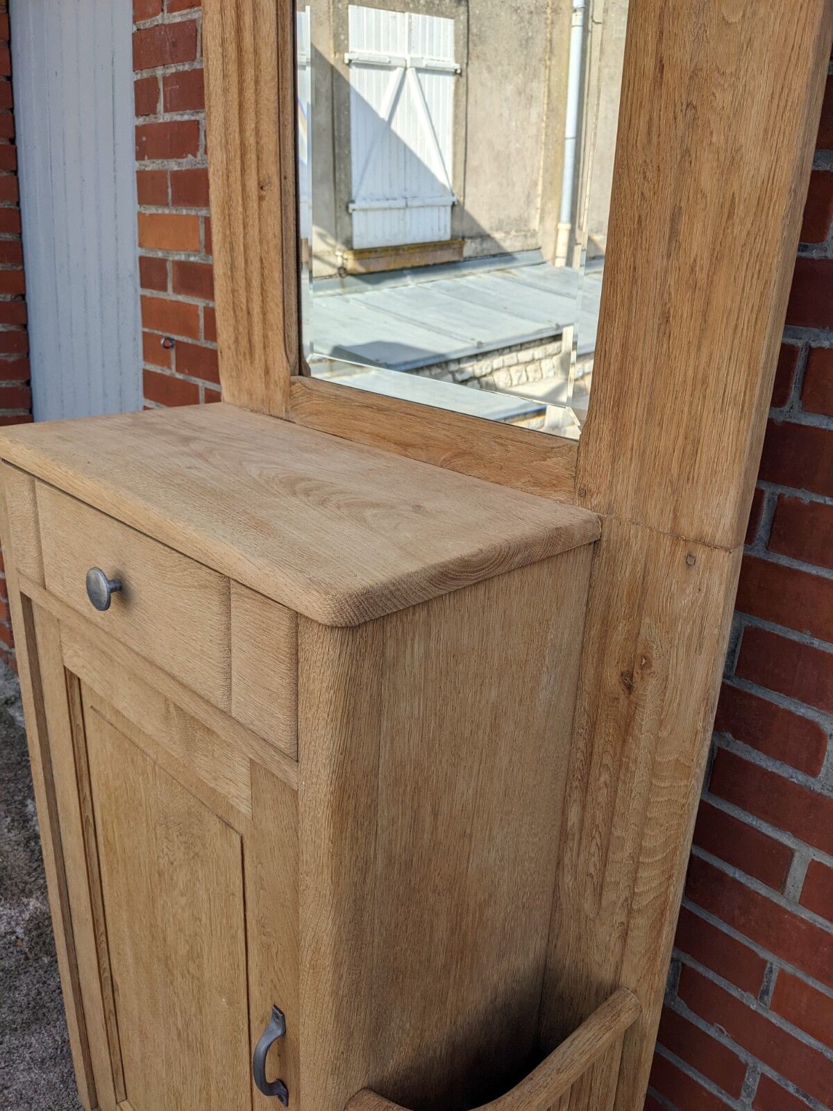 Entrance cloakroom