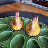 Plat à œufs en faience avec salière et poivrière en forme de poules