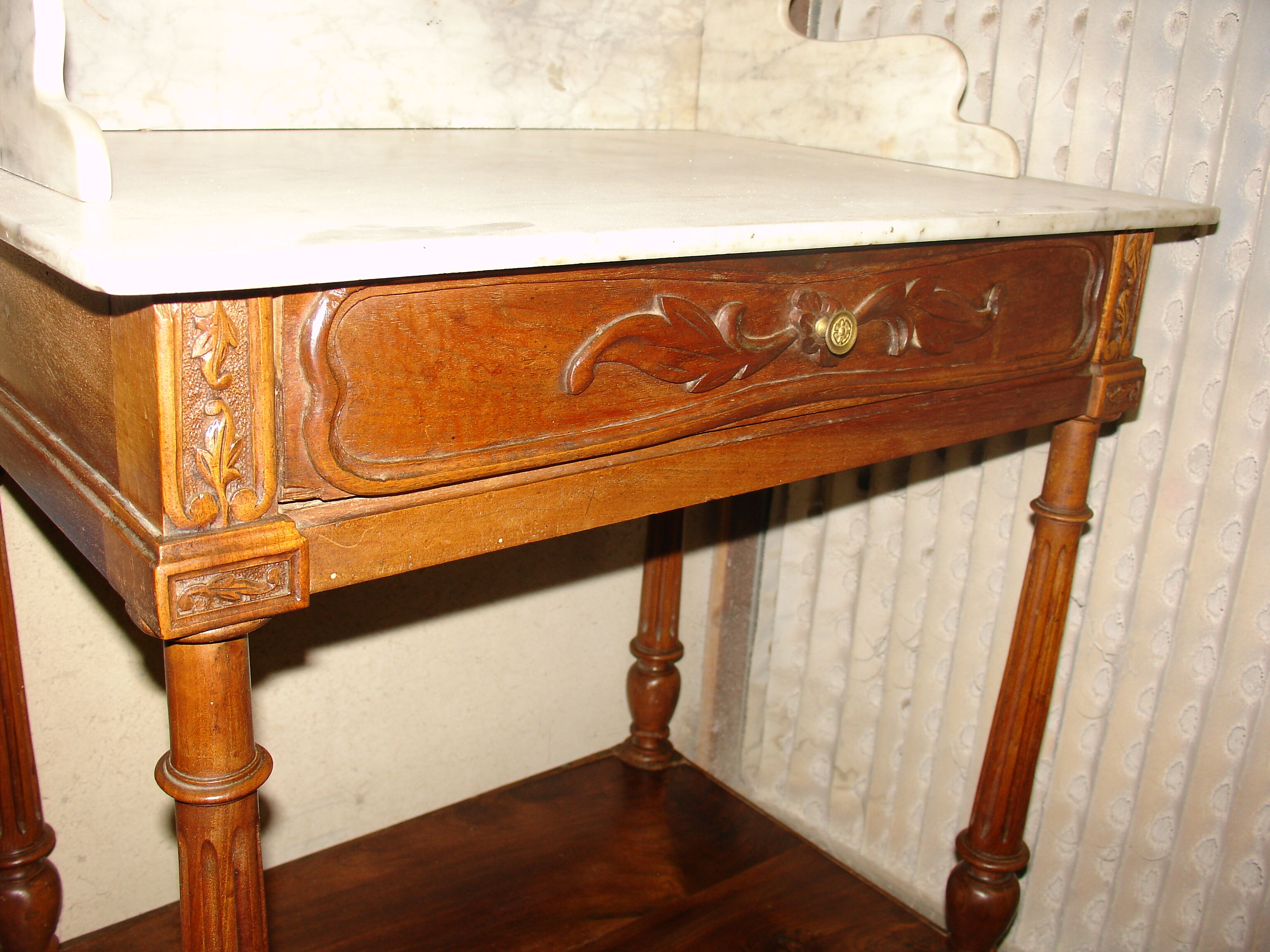 Dressing table and mirror in walnut, circa 1880
