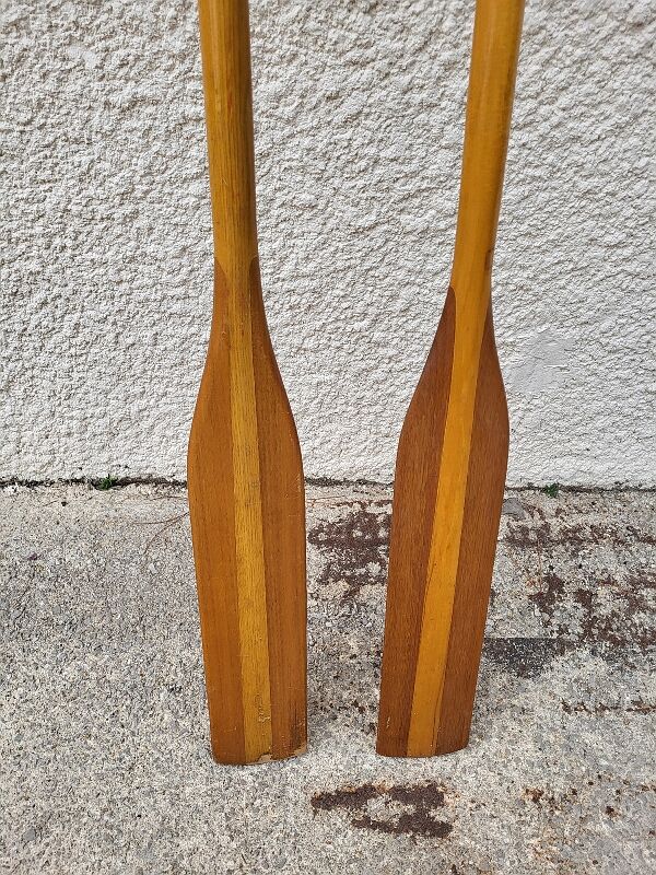Paire de rames de bateau en bois