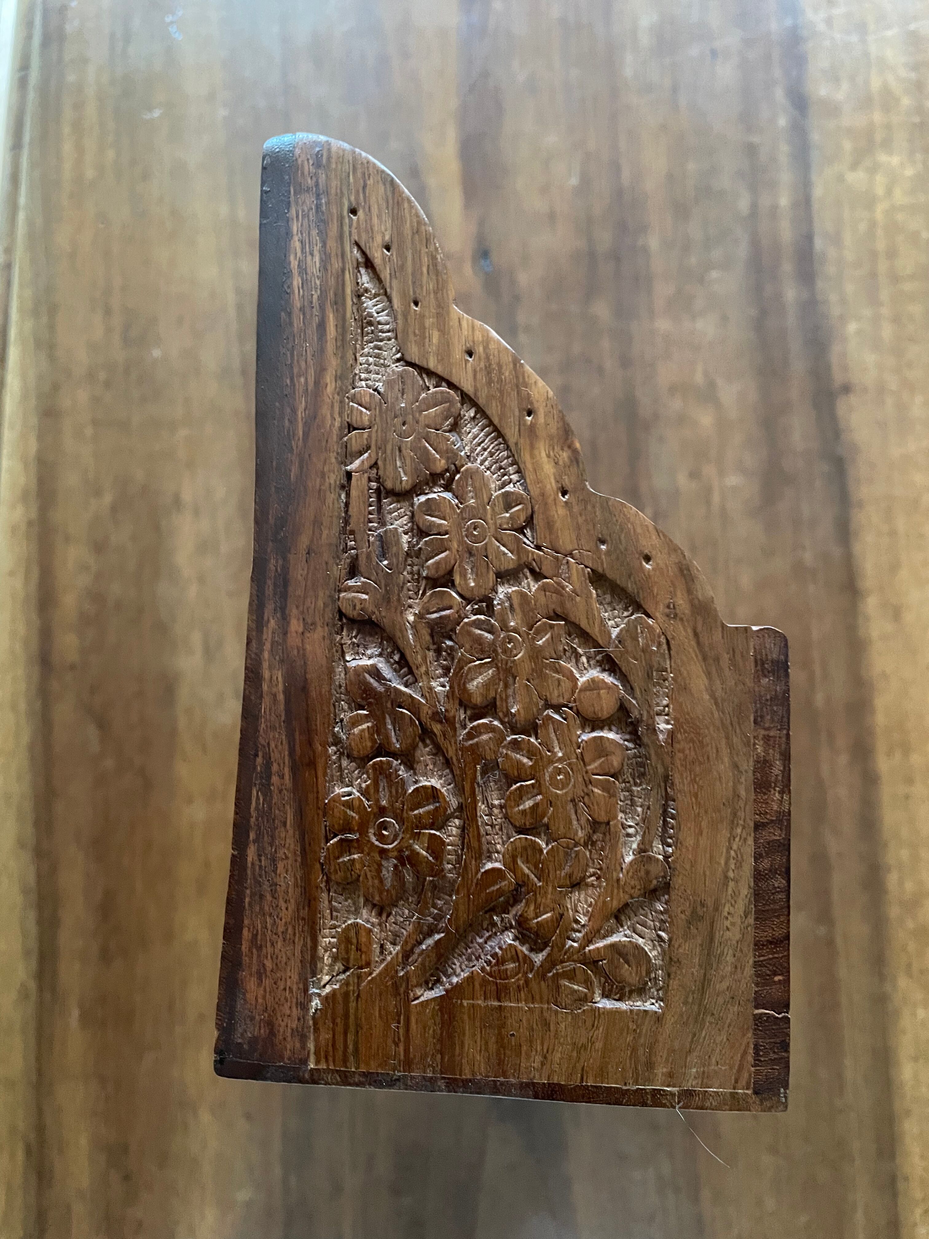 Porte courriers en bois sculpté
