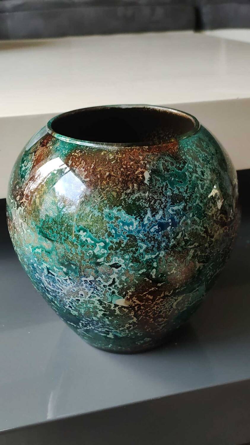 Large signed Line Lacquered Ball Vase. Made of églomisé glass. Dimensions: 18 x 16 cm