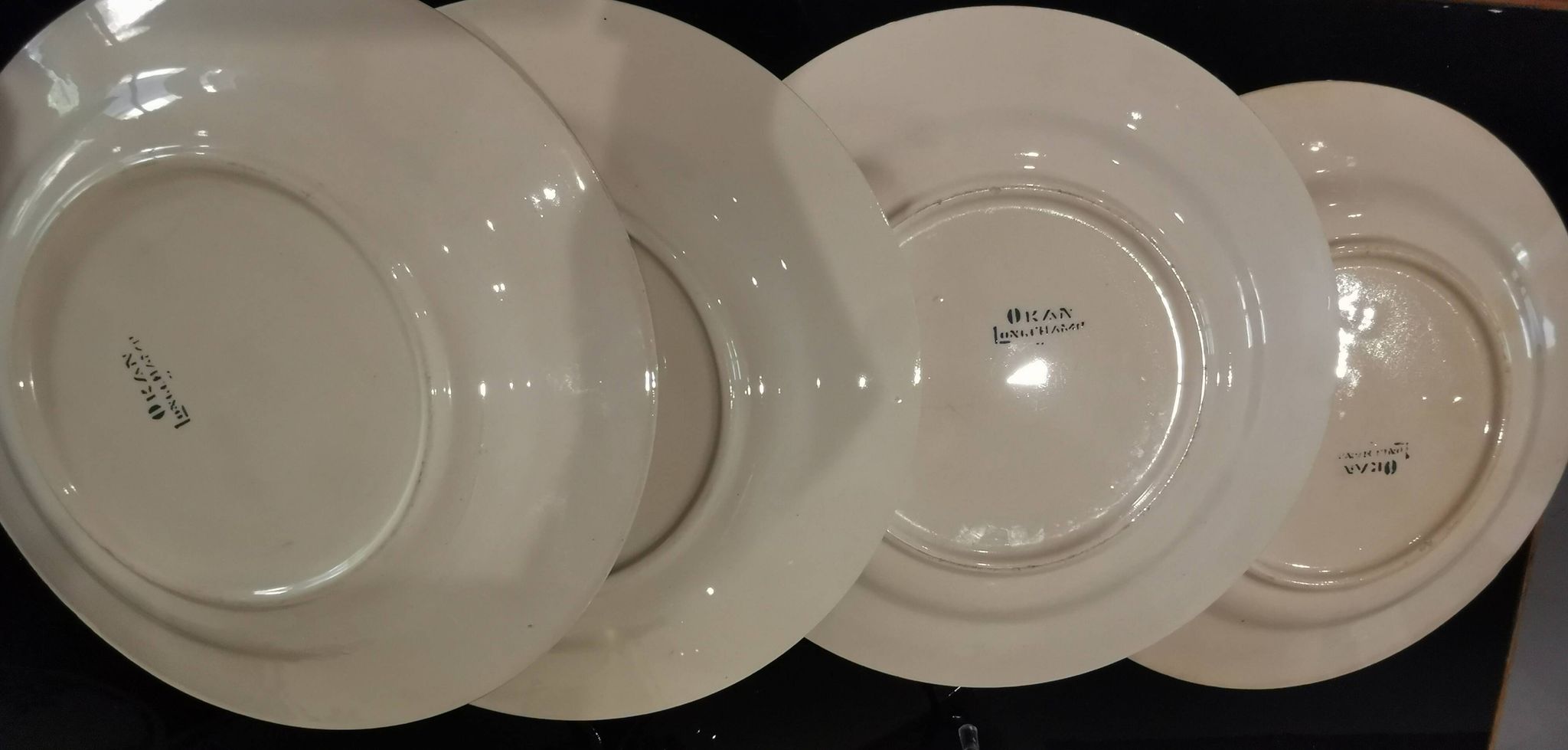 4 assiettes plates en terre de fer modèle OKAN de Longchamp