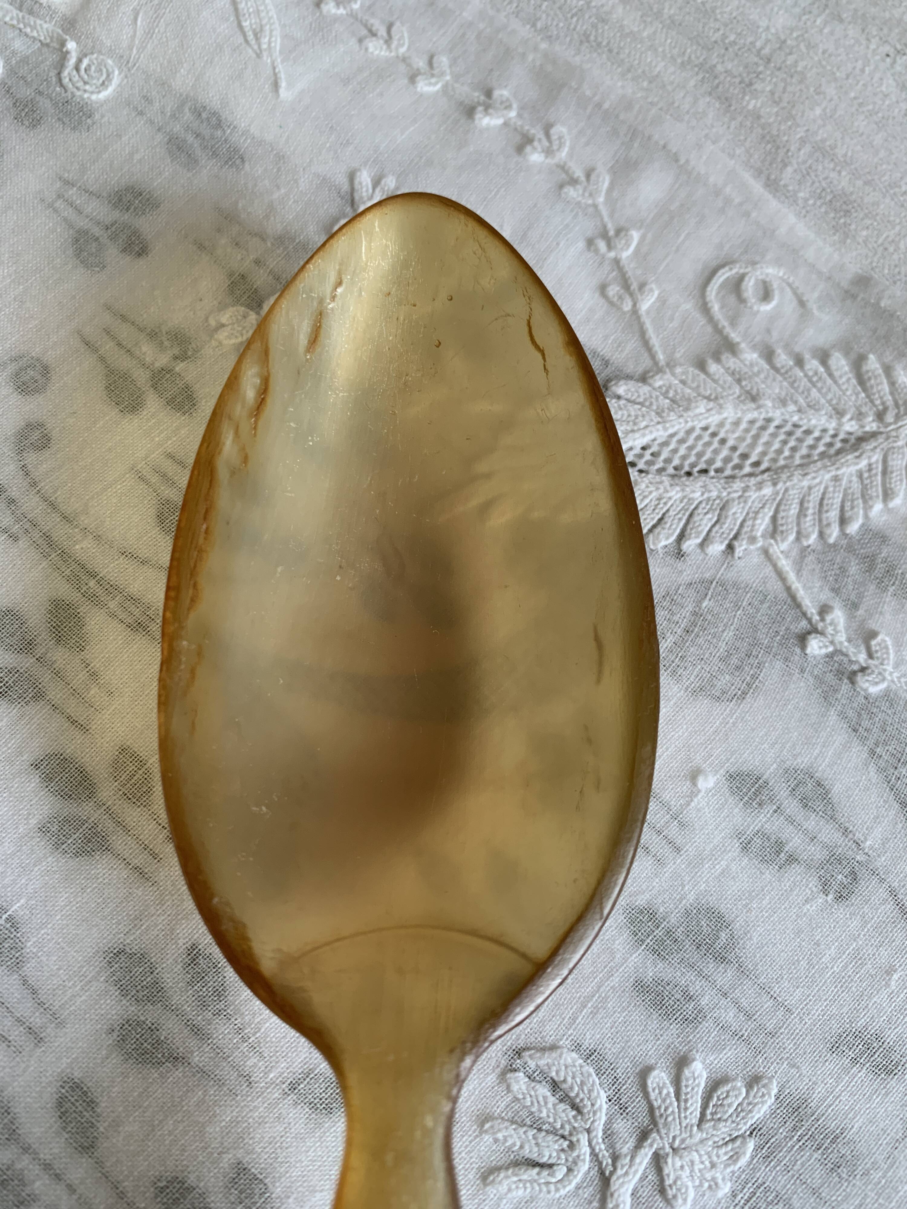 Couverts à salade en corne et métal ciselé années 1920