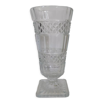 Vase en verre ciselé sur pied