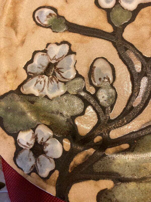 Assiette en céramique, décor de fleur, monogramme a identifier au verso