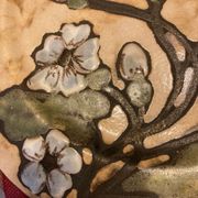 Assiette en céramique, décor de fleur, monogramme a identifier au verso
