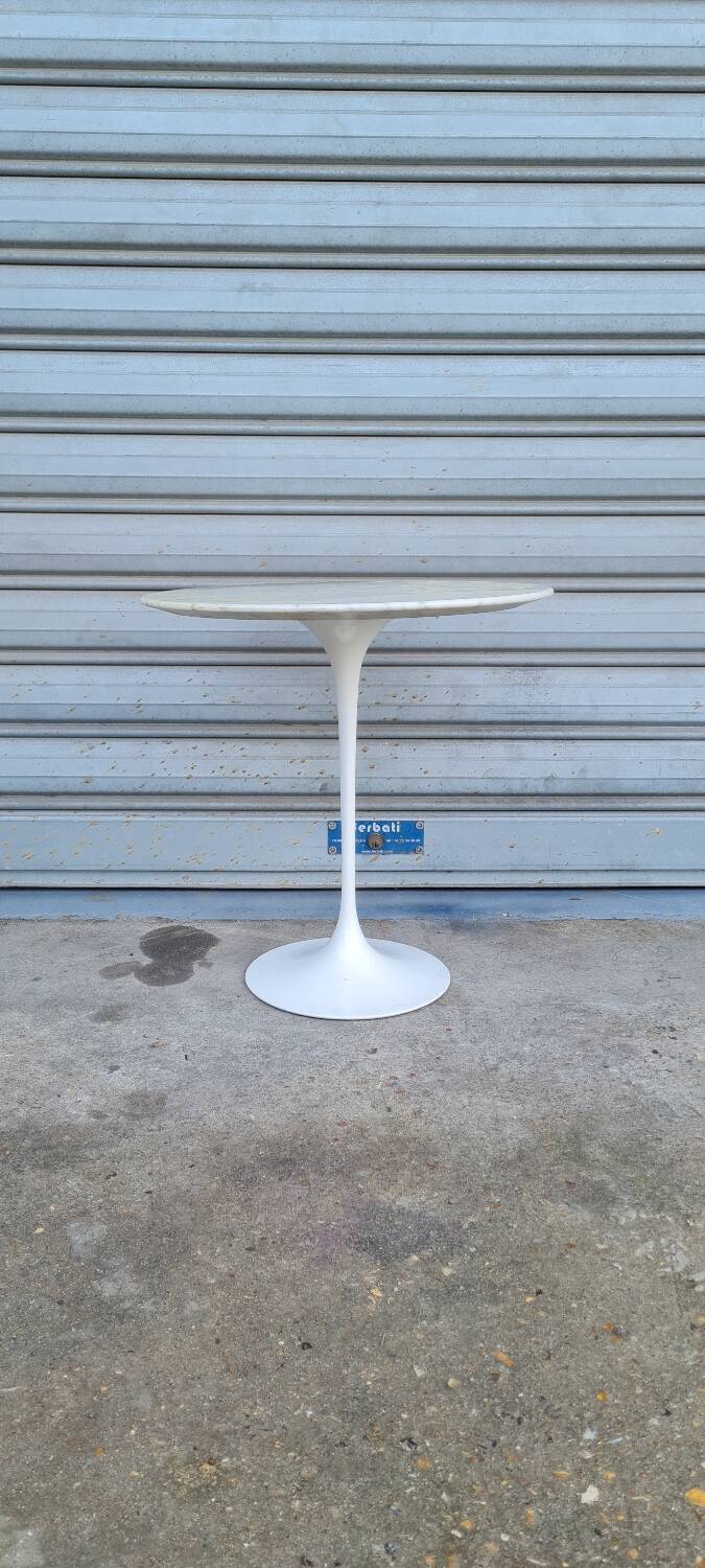 Pedestal table by Eero Saarinen Knoll edition