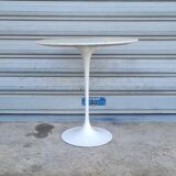 Pedestal table by Eero Saarinen Knoll edition