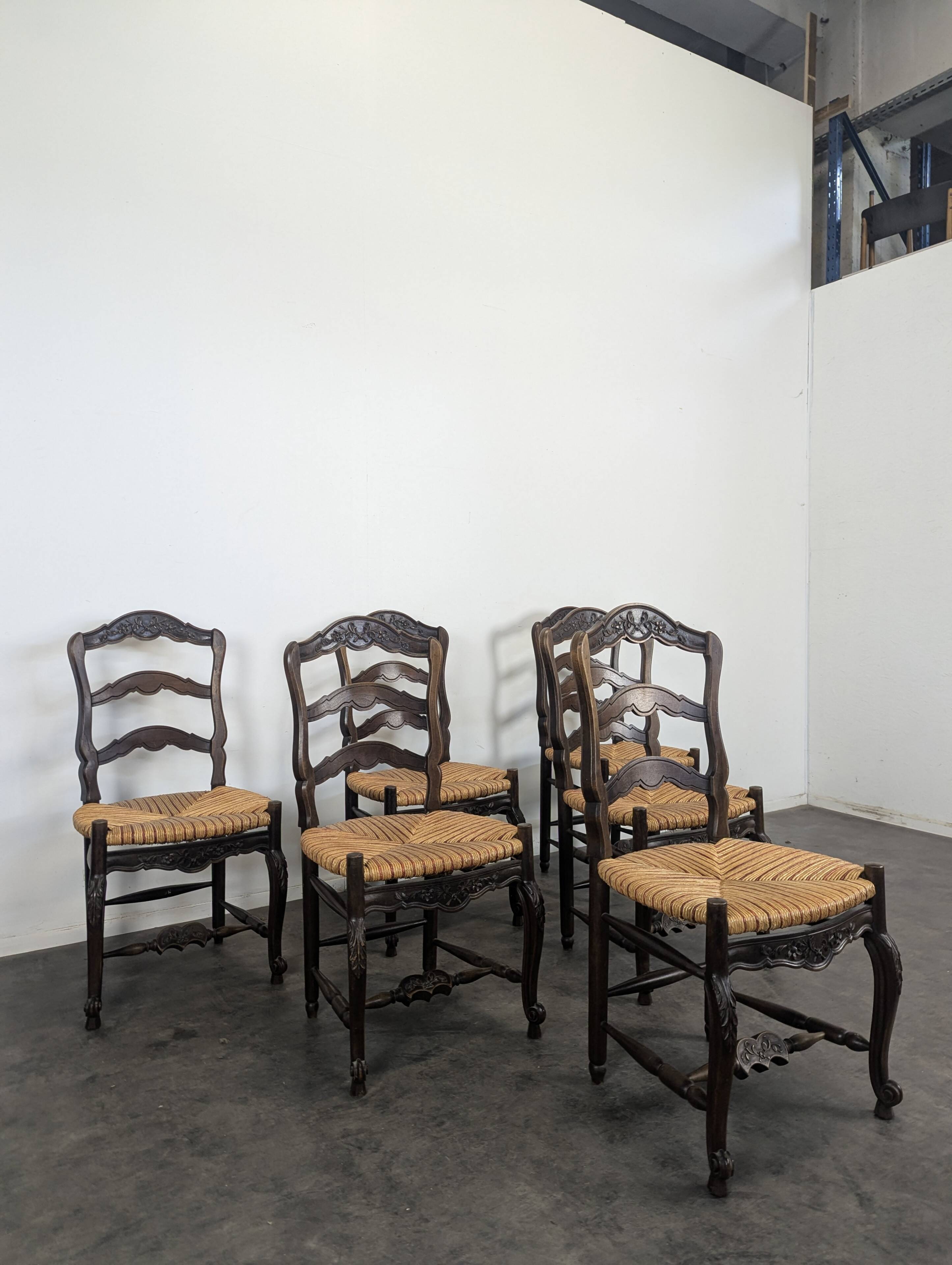 Série de 6 larges chaises de style Provençal en Noyer sculté