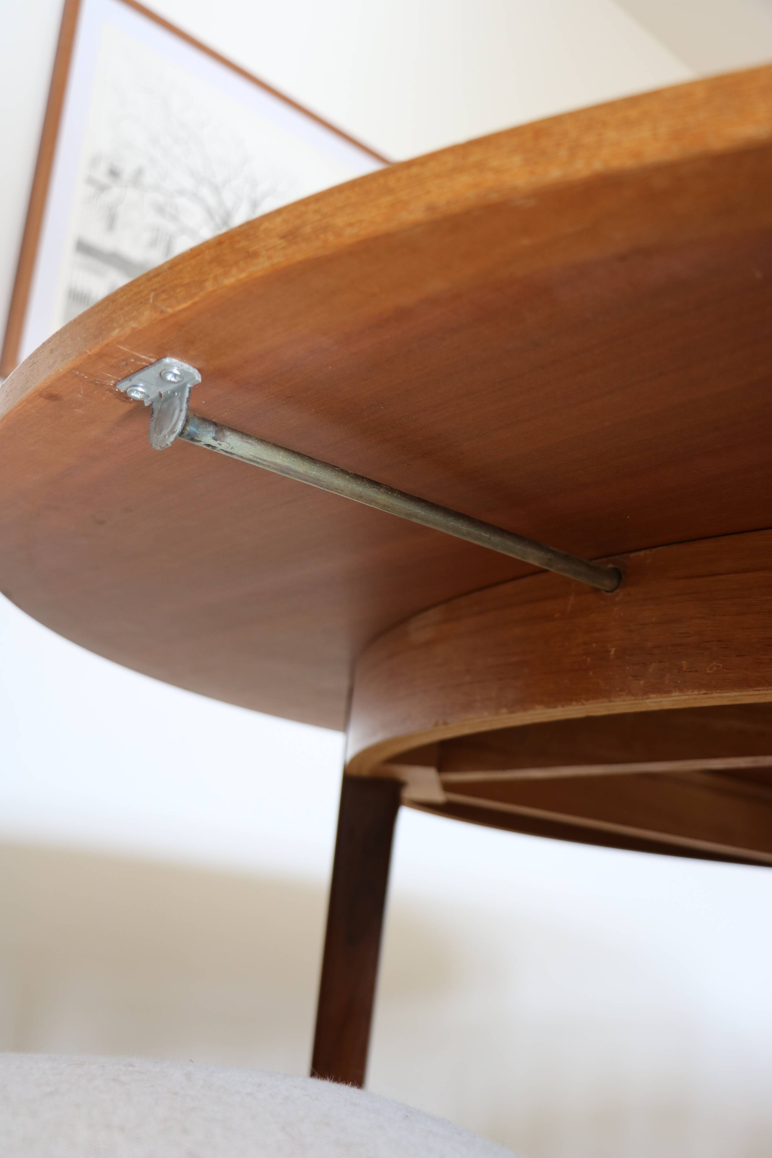 Extendable round table with butterfly extension system