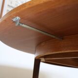 Extendable round table with butterfly extension system