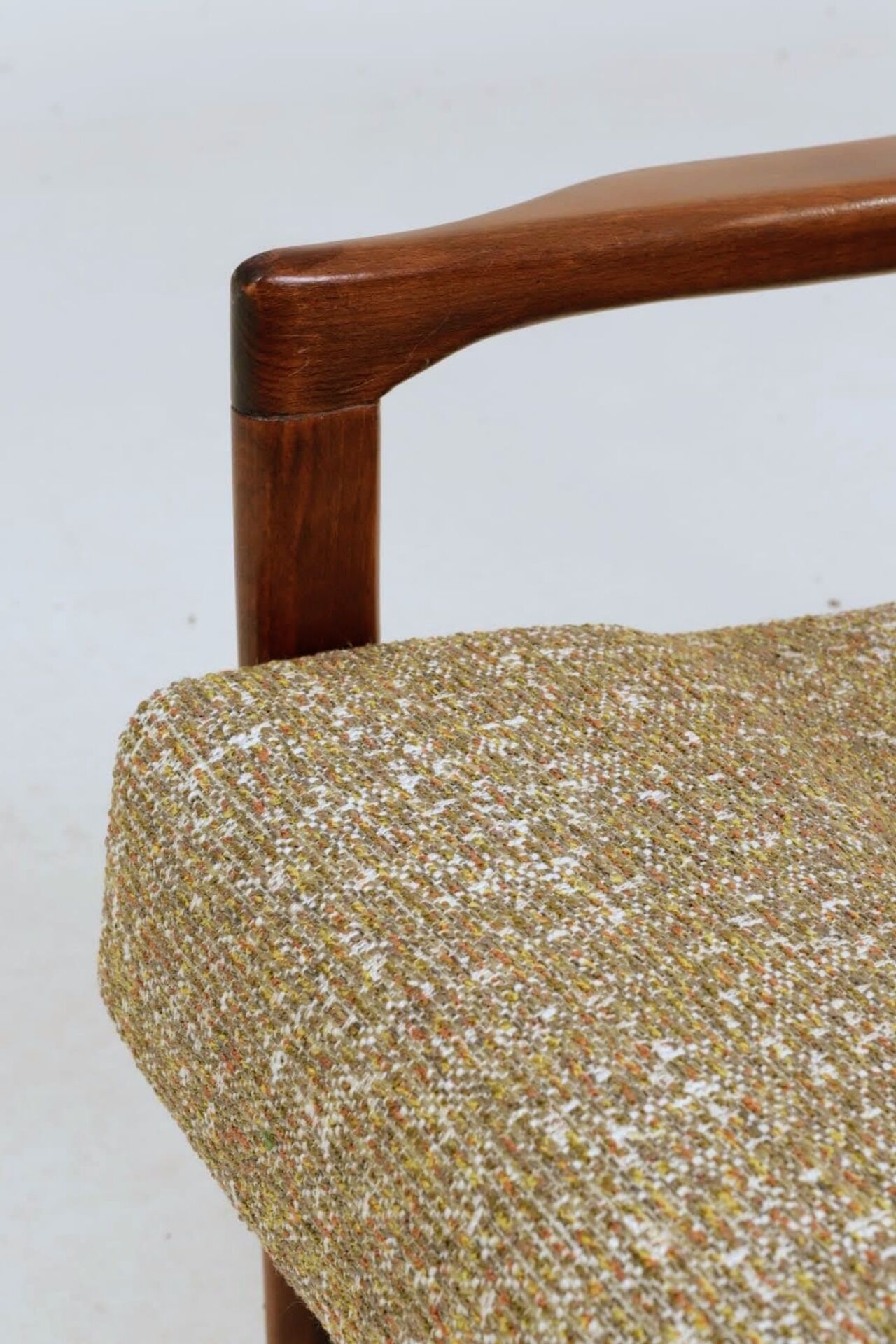 Fauteuil vintage en tissu chiné beige moutarde et olive, Pologne 1960