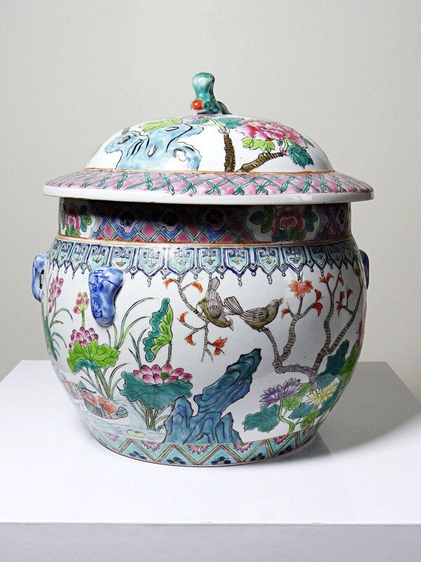 Vase couvert en porcelaine de Chine, décor floral famille rose