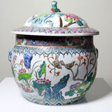 Large covered vase in Chinese porcelain, floral famille rose decoration.