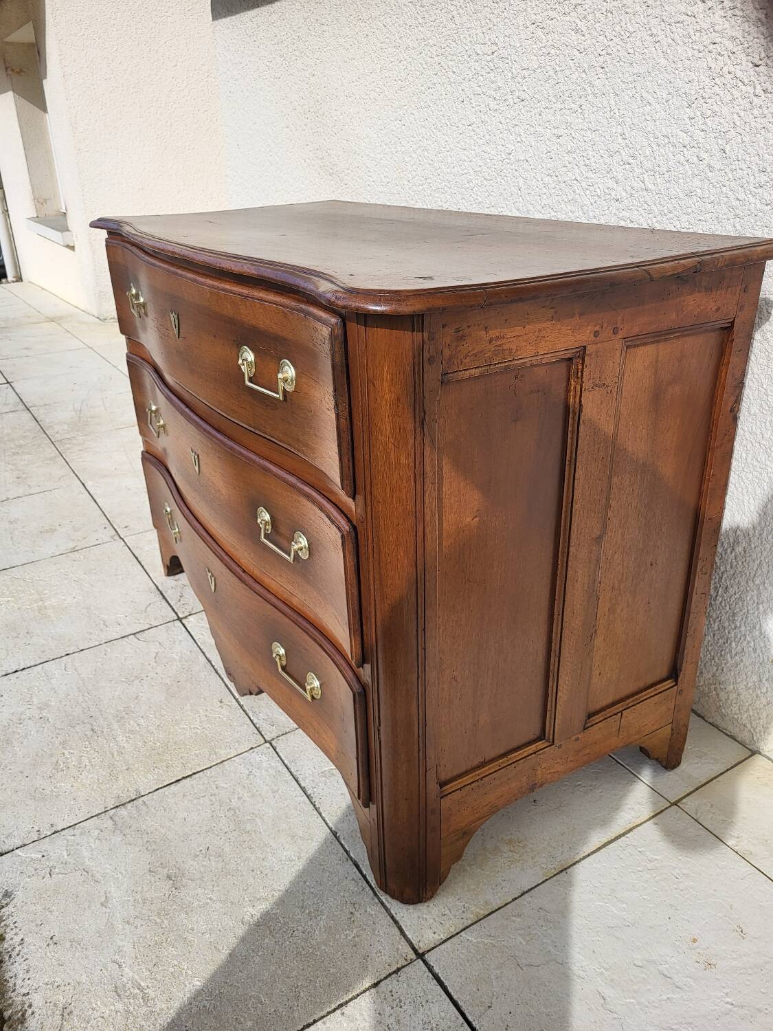 Walnut chest of drawers