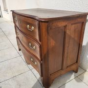 Walnut chest of drawers